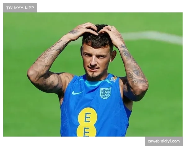 场边花絮：阿森纳助教通过平板电脑向场内球员展示实时防守站位热力图